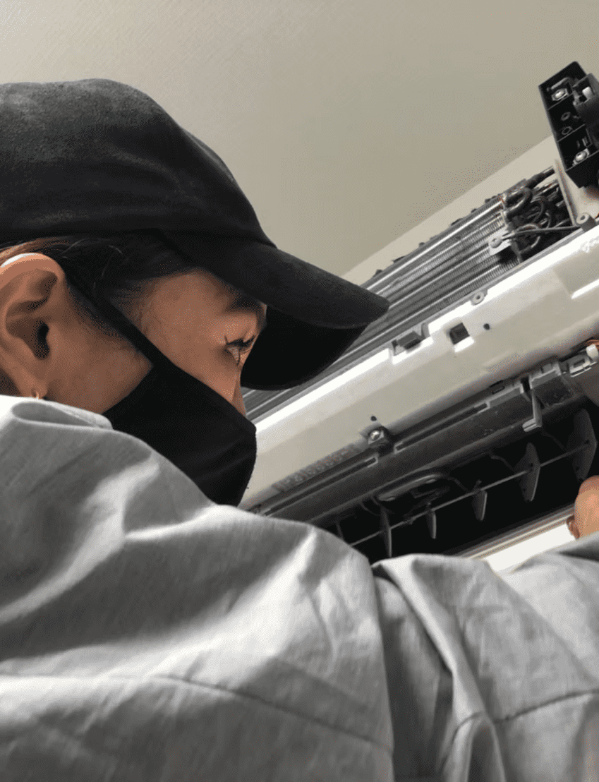 代表スタッフによる清掃作業の様子