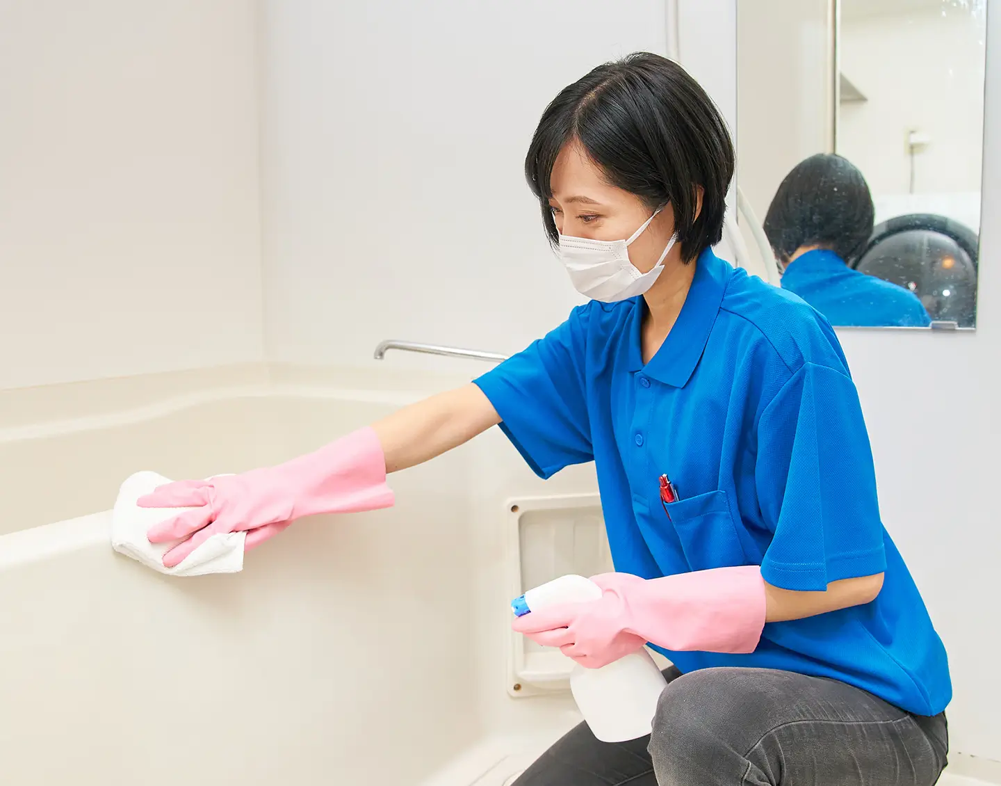 お風呂のクリーニングを行っている様子