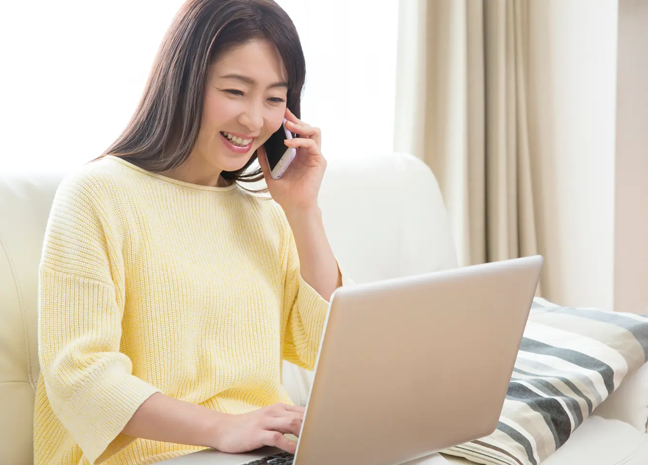 女性が電話している写真